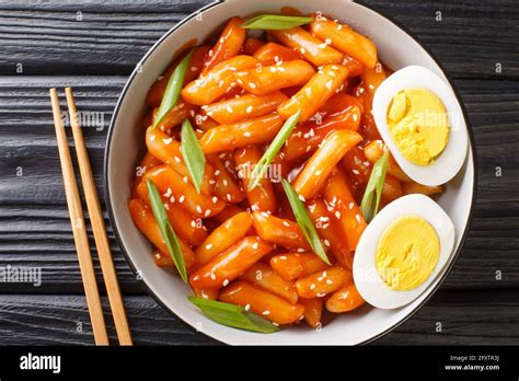  Ddeokbokki – En Söt och Pikant Dans på Er Tunga!