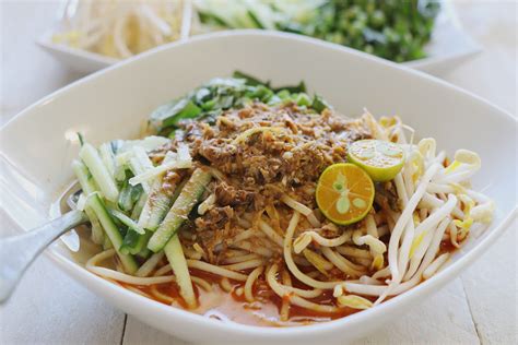  Laksa Johor! Den här kokta rätten är en perfekt blandning av kryddiga och kylande smaker.